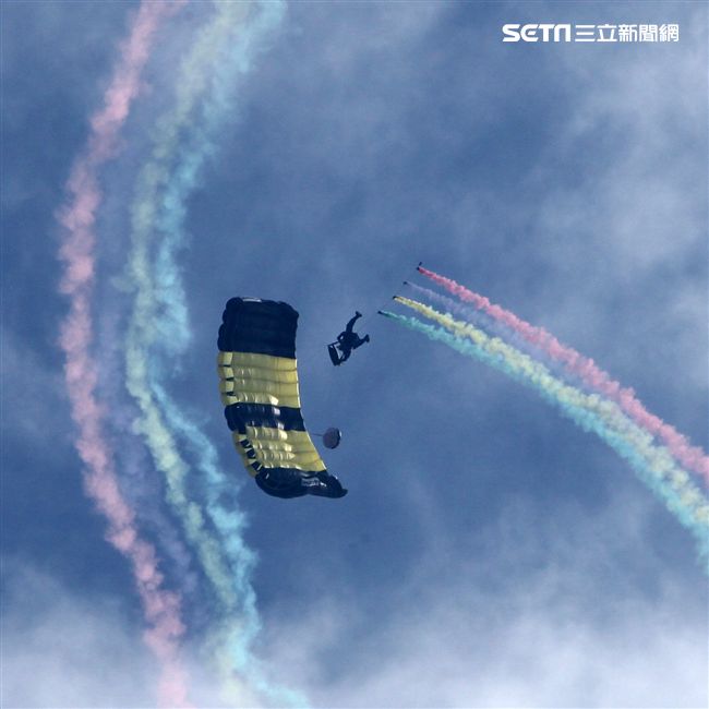 揚名海外的陸軍神龍小組展現高超的空中特技。（記者邱榮吉/攝影）