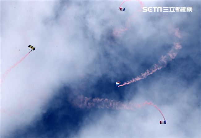 揚名海外的陸軍神龍小組展現高超的空中特技。（記者邱榮吉/攝影）