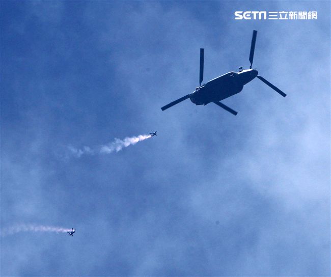 揚名海外的陸軍神龍小組展現高超的空中特技。（記者邱榮吉/攝影）