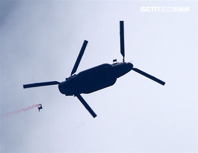 揚名海外的陸軍神龍小組展現高超的空中特技。（記者邱榮吉/攝影）