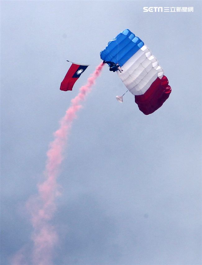 揚名海外的陸軍神龍小組展現高超的空中特技。（記者邱榮吉/攝影）