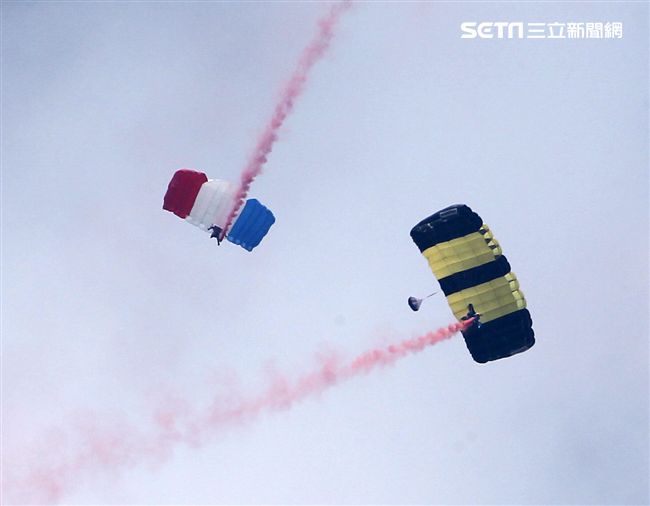 揚名海外的陸軍神龍小組展現高超的空中特技。（記者邱榮吉/攝影）