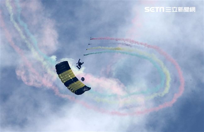 揚名海外的陸軍神龍小組展現高超的空中特技。（記者邱榮吉/攝影）