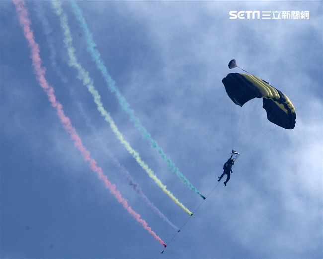 揚名海外的陸軍神龍小組展現高超的空中特技。（記者邱榮吉/攝影）