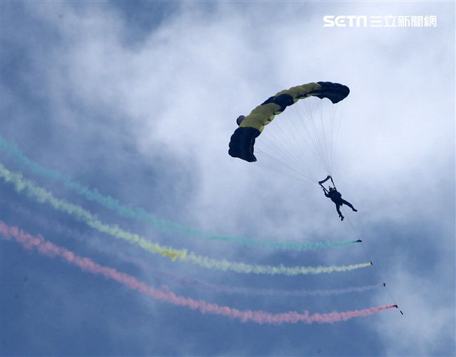 揚名海外的陸軍神龍小組展現高超的空中特技。（記者邱榮吉/攝影）