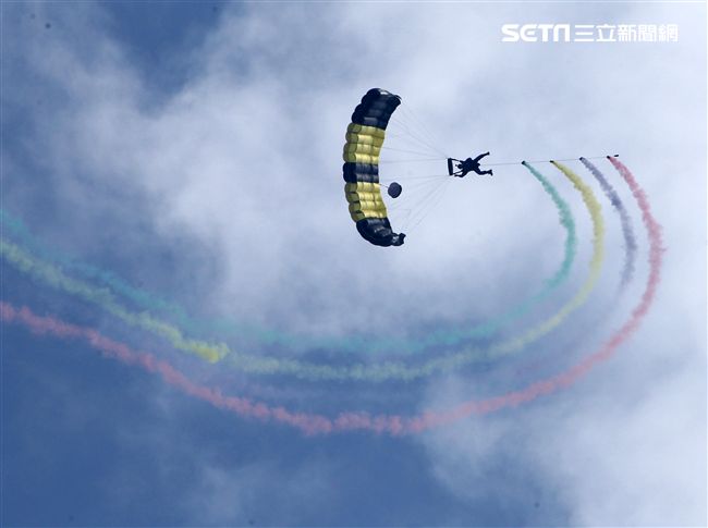 揚名海外的陸軍神龍小組展現高超的空中特技。（記者邱榮吉/攝影）