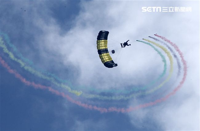 揚名海外的陸軍神龍小組展現高超的空中特技。（記者邱榮吉/攝影）