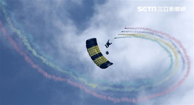 揚名海外的陸軍神龍小組展現高超的空中特技。（記者邱榮吉/攝影）