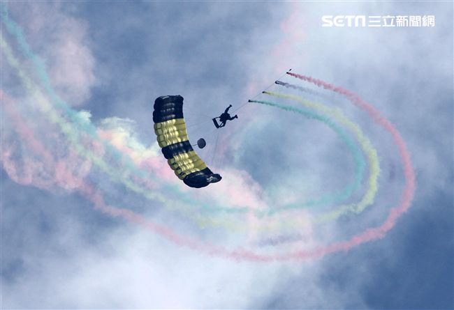揚名海外的陸軍神龍小組展現高超的空中特技。（記者邱榮吉/攝影）