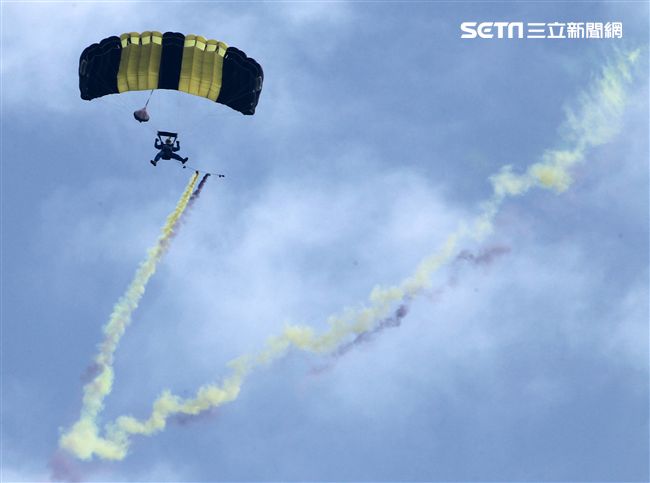 揚名海外的陸軍神龍小組展現高超的空中特技。（記者邱榮吉/攝影）