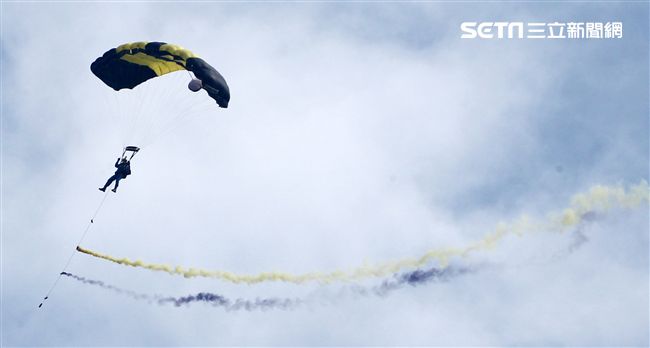 揚名海外的陸軍神龍小組展現高超的空中特技。（記者邱榮吉/攝影）