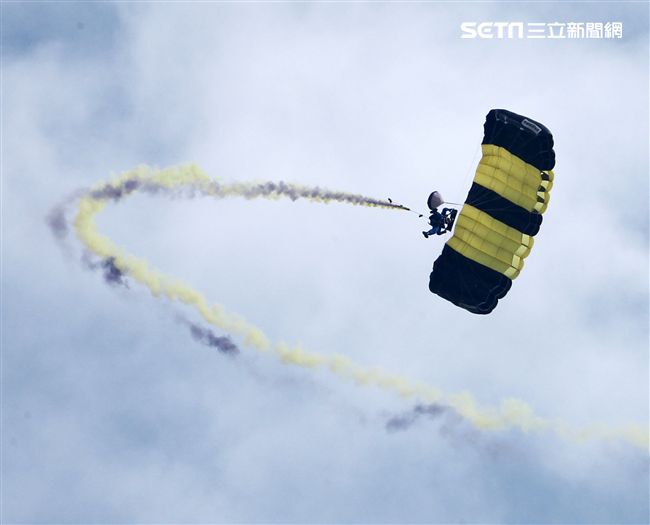 揚名海外的陸軍神龍小組展現高超的空中特技。（記者邱榮吉/攝影）