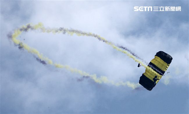 揚名海外的陸軍神龍小組展現高超的空中特技。（記者邱榮吉/攝影）