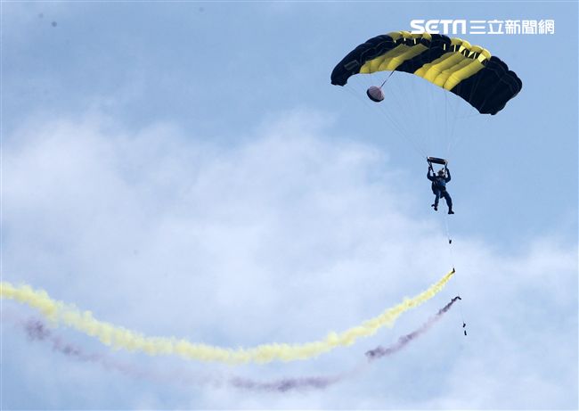 揚名海外的陸軍神龍小組展現高超的空中特技。（記者邱榮吉/攝影）