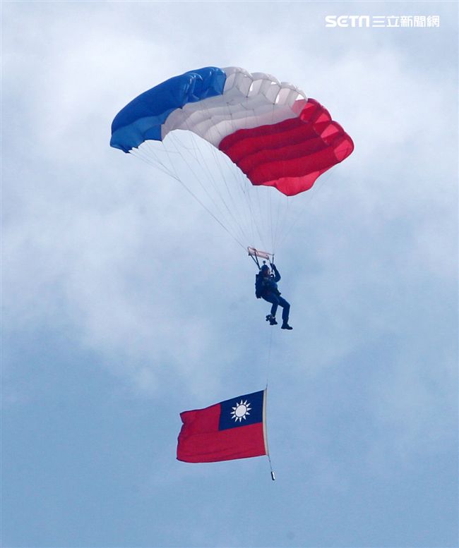 揚名海外的陸軍神龍小組展現高超的空中特技。（記者邱榮吉/攝影）