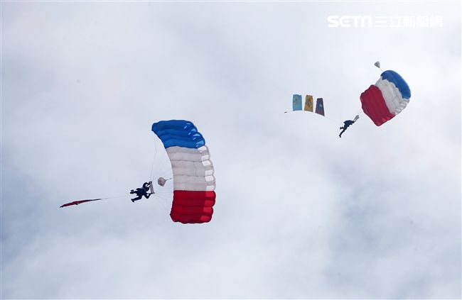 揚名海外的陸軍神龍小組展現高超的空中特技。（記者邱榮吉/攝影）