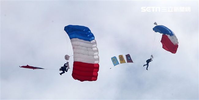 揚名海外的陸軍神龍小組展現高超的空中特技。（記者邱榮吉/攝影）