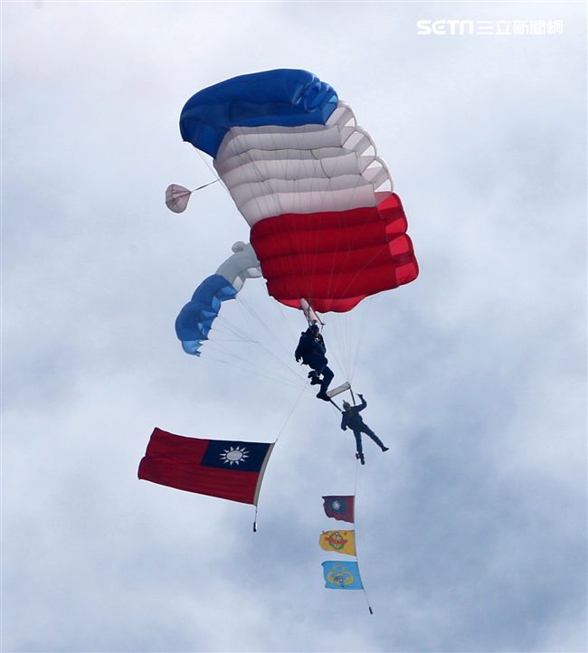揚名海外的陸軍神龍小組展現高超的空中特技。（記者邱榮吉/攝影）