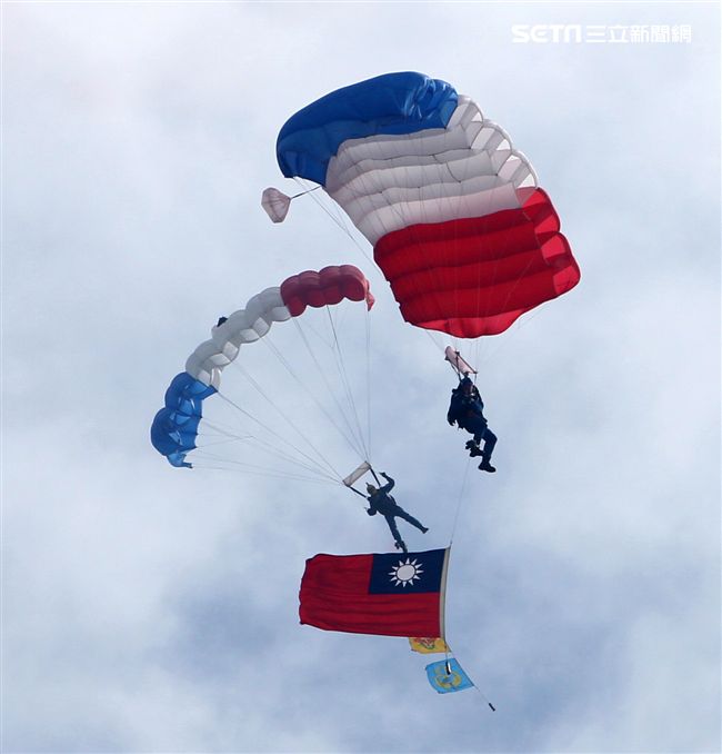 揚名海外的陸軍神龍小組展現高超的空中特技。（記者邱榮吉/攝影）