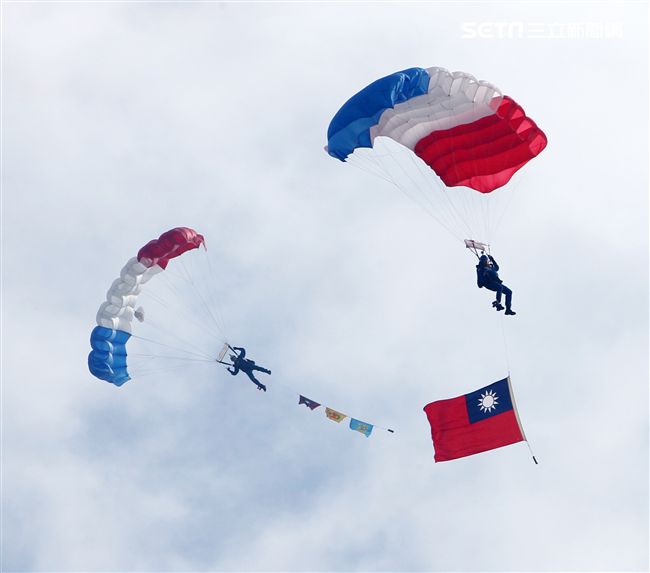 揚名海外的陸軍神龍小組展現高超的空中特技。（記者邱榮吉/攝影）