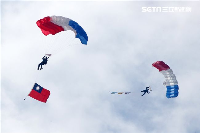 揚名海外的陸軍神龍小組展現高超的空中特技。（記者邱榮吉/攝影）