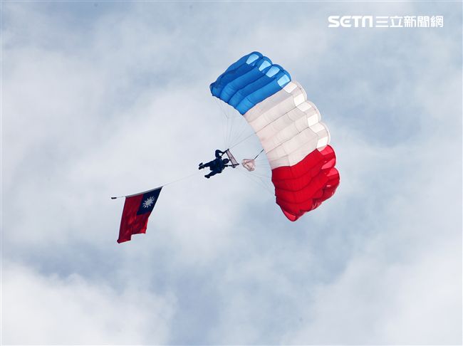 揚名海外的陸軍神龍小組展現高超的空中特技。（記者邱榮吉/攝影）