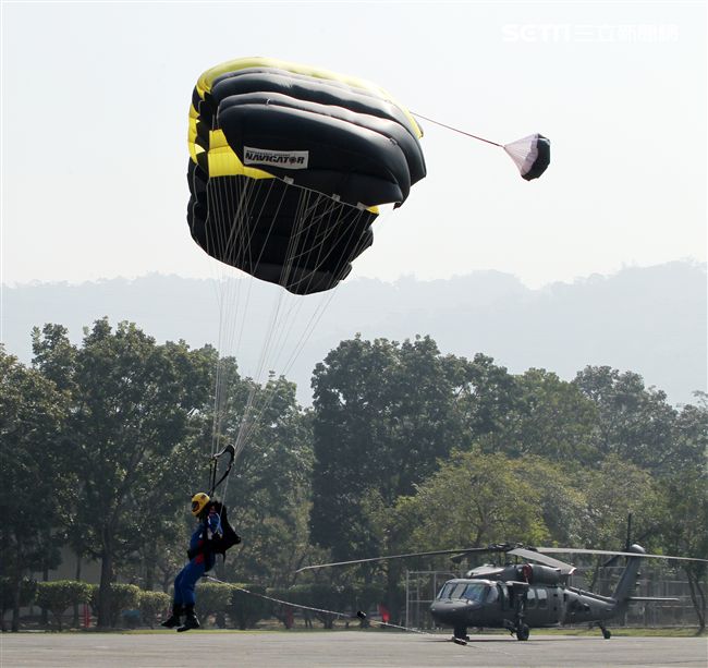 揚名海外的陸軍神龍小組展現高超的空中特技。（記者邱榮吉/攝影）
