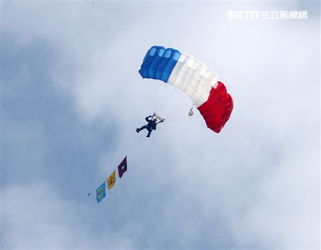 揚名海外的陸軍神龍小組展現高超的空中特技。（記者邱榮吉/攝影）