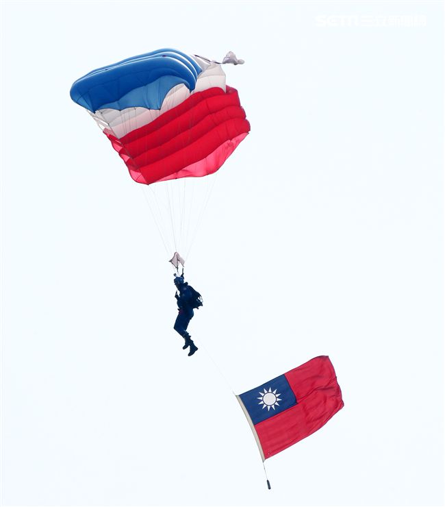 揚名海外的陸軍神龍小組展現高超的空中特技。（記者邱榮吉/攝影）