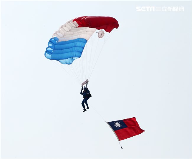 揚名海外的陸軍神龍小組展現高超的空中特技。（記者邱榮吉/攝影）
