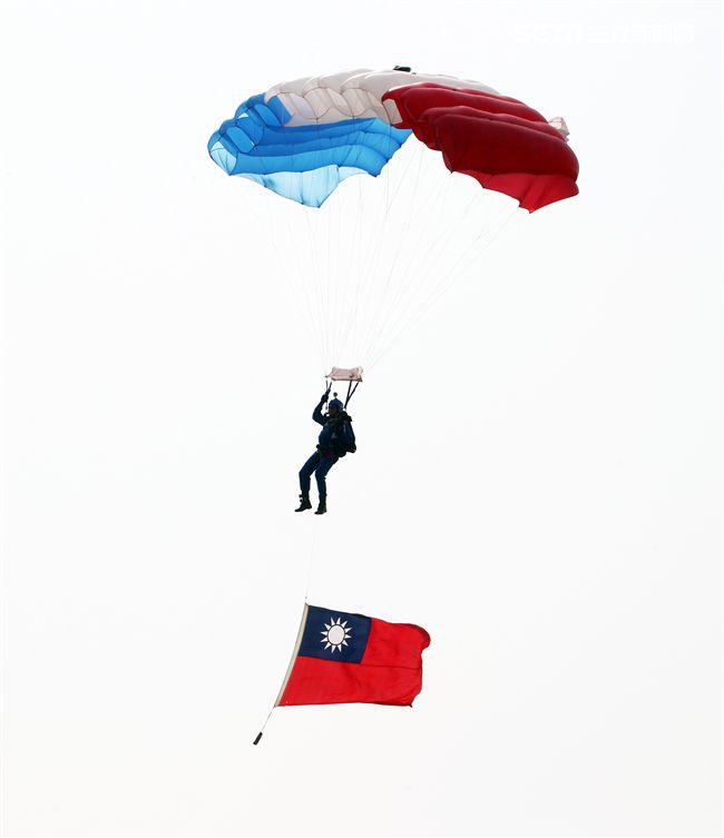 揚名海外的陸軍神龍小組展現高超的空中特技。（記者邱榮吉/攝影）