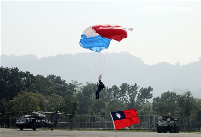 揚名海外的陸軍神龍小組展現高超的空中特技。（記者邱榮吉/攝影）