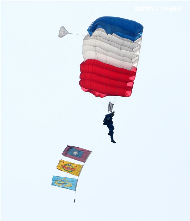 揚名海外的陸軍神龍小組展現高超的空中特技。（記者邱榮吉/攝影）