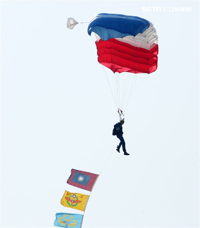 揚名海外的陸軍神龍小組展現高超的空中特技。（記者邱榮吉/攝影）