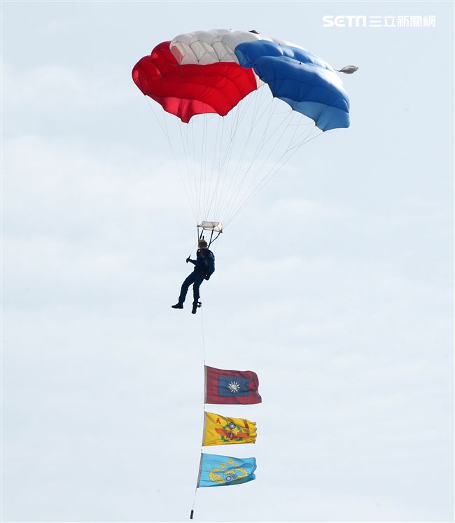 揚名海外的陸軍神龍小組展現高超的空中特技。（記者邱榮吉/攝影）