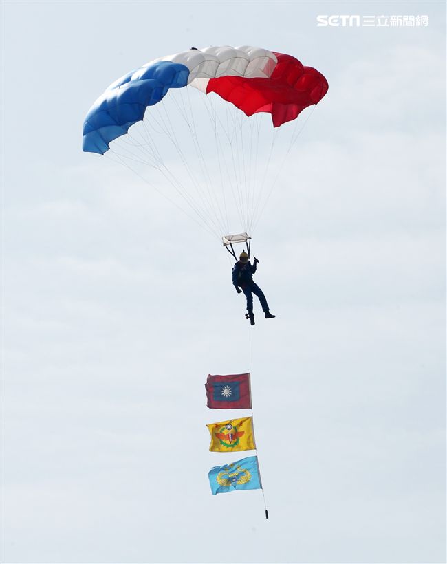 揚名海外的陸軍神龍小組展現高超的空中特技。（記者邱榮吉/攝影）