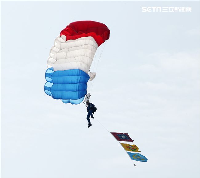 揚名海外的陸軍神龍小組展現高超的空中特技。（記者邱榮吉/攝影）