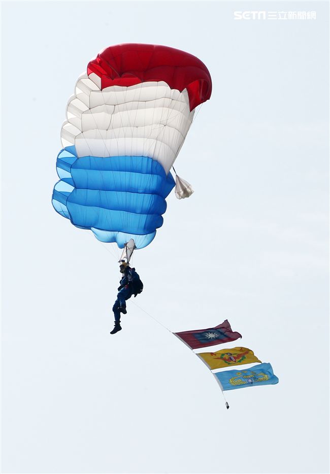 揚名海外的陸軍神龍小組展現高超的空中特技。（記者邱榮吉/攝影）