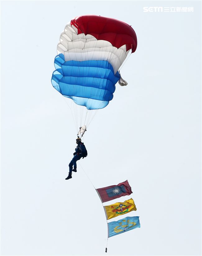 揚名海外的陸軍神龍小組展現高超的空中特技。（記者邱榮吉/攝影）