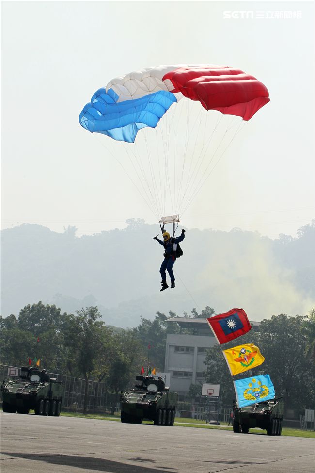 揚名海外的陸軍神龍小組展現高超的空中特技。（記者邱榮吉/攝影）