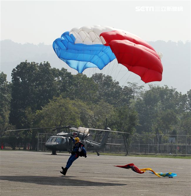 揚名海外的陸軍神龍小組展現高超的空中特技。（記者邱榮吉/攝影）