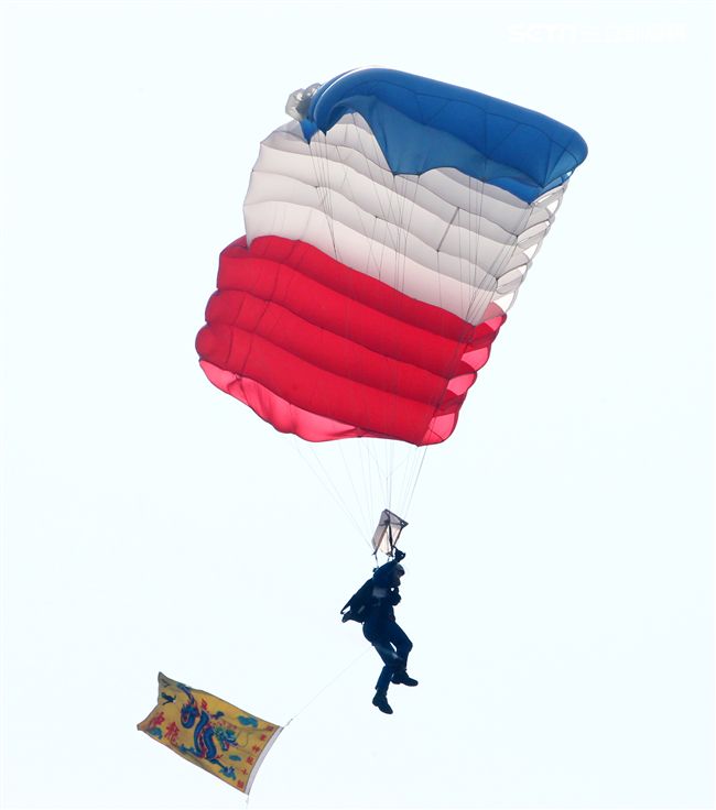 揚名海外的陸軍神龍小組展現高超的空中特技。（記者邱榮吉/攝影）