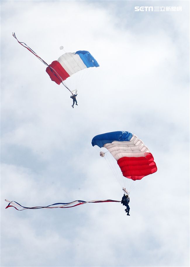 揚名海外的陸軍神龍小組展現高超的空中特技。（記者邱榮吉/攝影）
