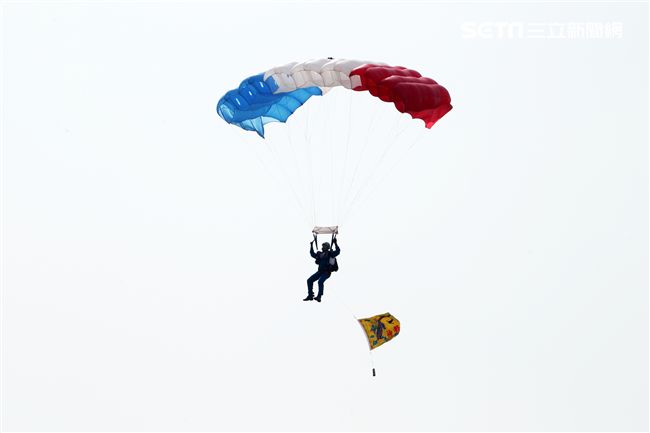 揚名海外的陸軍神龍小組展現高超的空中特技。（記者邱榮吉/攝影）