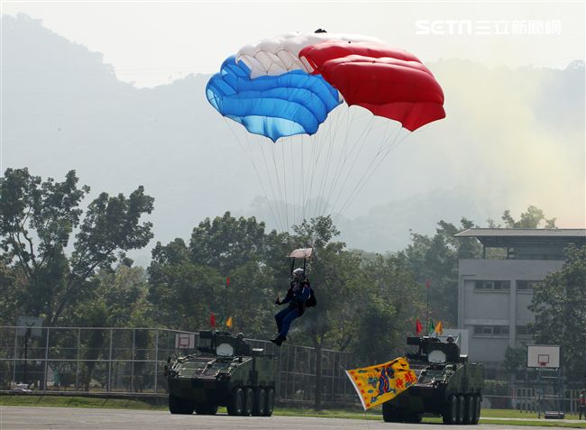 揚名海外的陸軍神龍小組展現高超的空中特技。（記者邱榮吉/攝影）