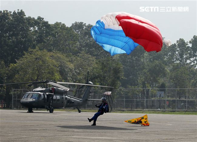 揚名海外的陸軍神龍小組展現高超的空中特技。（記者邱榮吉/攝影）