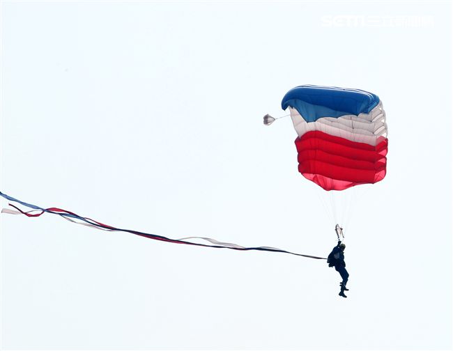揚名海外的陸軍神龍小組展現高超的空中特技。（記者邱榮吉/攝影）
