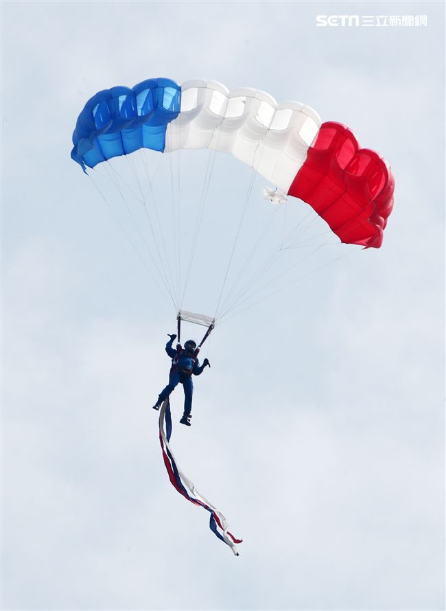 揚名海外的陸軍神龍小組展現高超的空中特技。（記者邱榮吉/攝影）