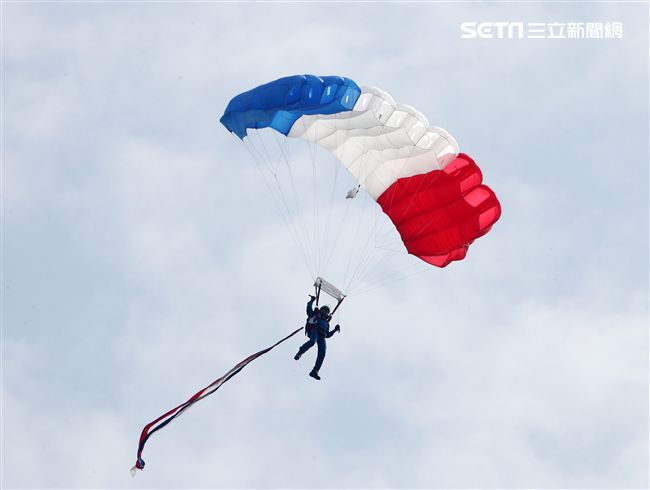 揚名海外的陸軍神龍小組展現高超的空中特技。（記者邱榮吉/攝影）