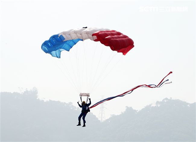 揚名海外的陸軍神龍小組展現高超的空中特技。（記者邱榮吉/攝影）
